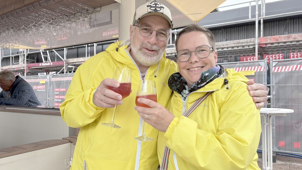 Gute Laune mit fröhlicher Farbe als Regenjacke versprühten diese beiden Besucher aus Rechtsupweg auf dem Auricher Wein- und Gourmetfest. Foto: Christin Wetzel