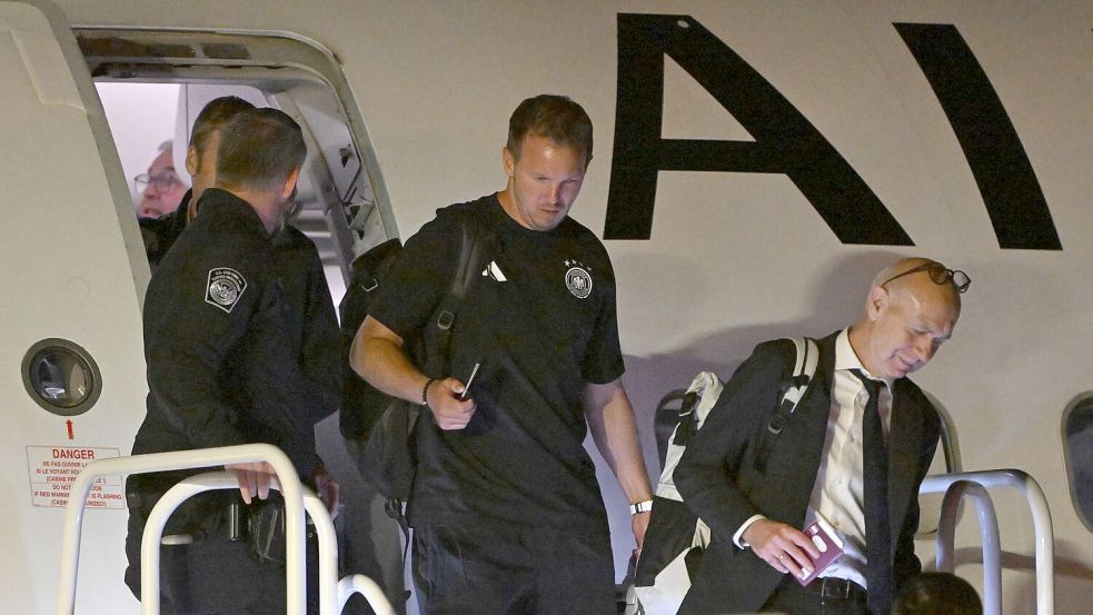 Die Wege von Julian Nagelsmann und Bernd Neuendorf trennten sich schnell nach dem WM-Aus. (Archivbild) Foto: Federico Gambarini/dpa