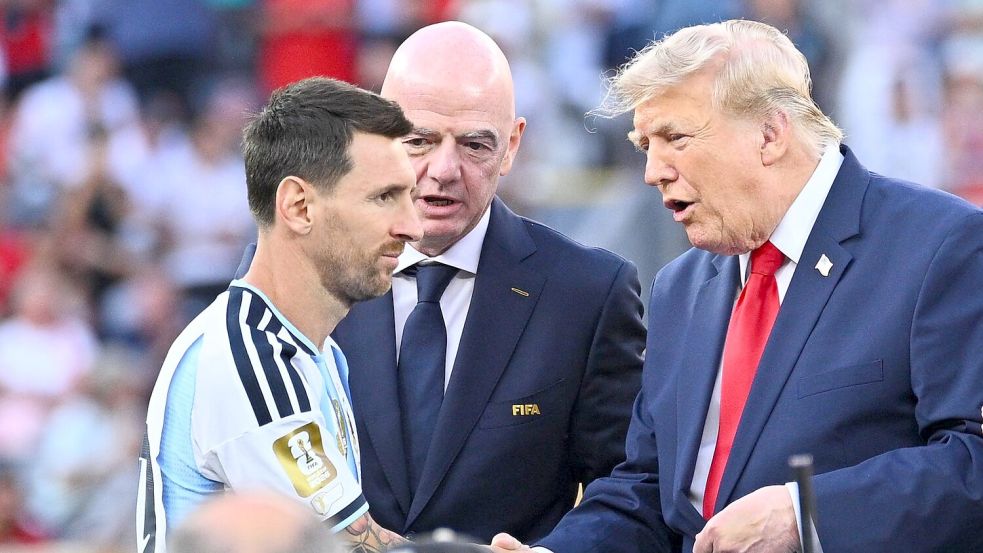 Donald Trump (r) ehrt Lionel Messi. Foto: Tom Weller/dpa