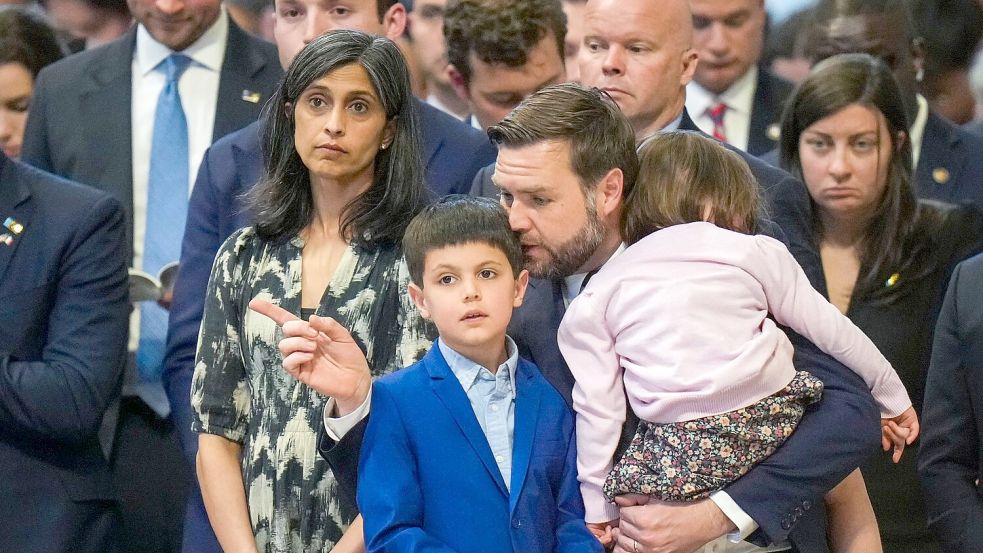 JD Vance und seine Frau Usha hatten bereits drei Kinder - nun sind es vier. (Archivbild) Foto: Alessandra Tarantino/AP/dpa