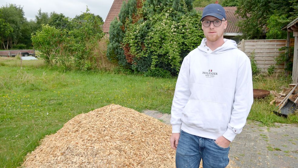 Vor einem Haufen Holzschredder steht hier Tobias Rose. Der Westoverledinger hat nach einer Krebserkrankung neu durchgestartet und sich im Frühjahr als Dienstleister rund um Haus und Garten selbstständig gemacht. Foto: Astrid Fertig