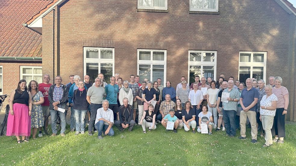 Diese Bürgerinnen und Bürgerinnen waren bei der Abschlussveranstaltung des Stadtradelns 2026 in der Samtgemeinde Hesel dabei. Sie bekamen für ihre Leistungen Urkunden verliehen. Foto: Samtgemeinde Hesel