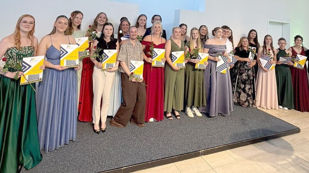 Die Absolventen der Klasse FSP 2A halten ihre Zeugnisse in Händen. Foto: BBS I Emden