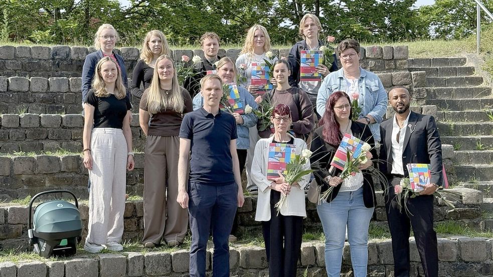 Die Pflegeassistenten und ihre Lehrer freuen sich über die bestanden Prüfungen. Foto: BBS II Emden