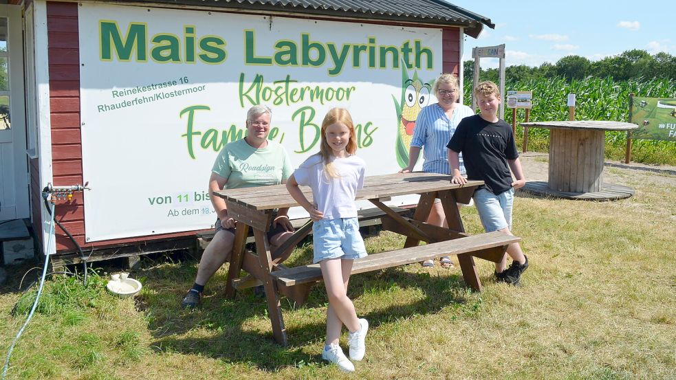 Am Info-Häuschen vor dem Eingang ihres Maislabyrinths sind hier Thorsten und Nadine Bruns zusammen mit zwei ihrer drei Kinder, Enya und Clemens. Seit dem Wochenende ist das Maislabyrinth eröffnet. Foto: Astrid Fertig