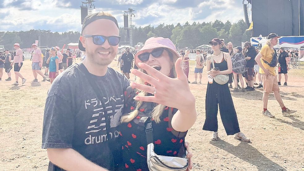Glücklich hält Nona Brodersen den Verlobungsring in die Kamera. Foto: privat