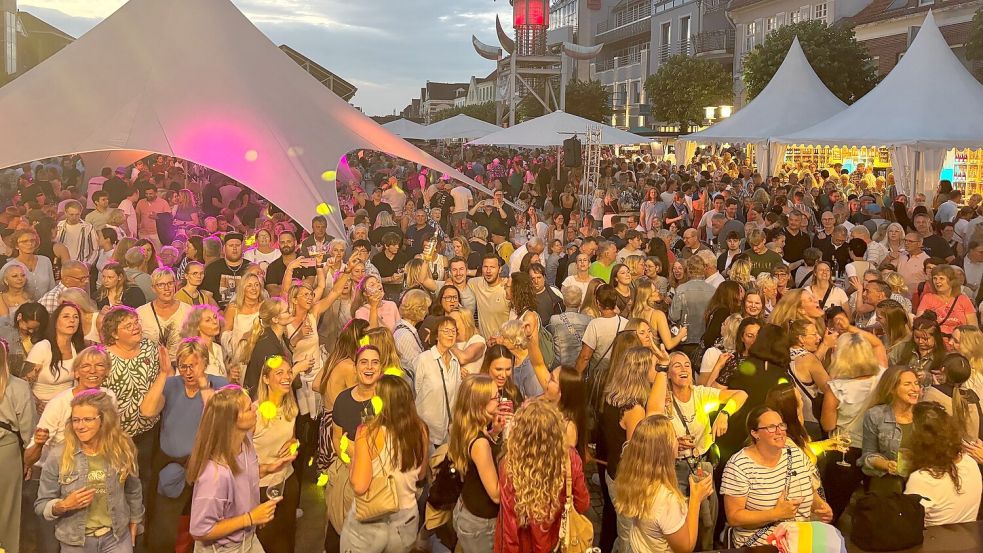 Der Auricher Marktplatz war abends beim 20. Auricher Wein- und Gourmetfest gut gefüllt. Foto: Udo Hippen