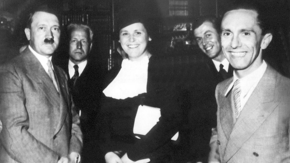 Hitler zu Gast in Bayreuth bei der damaligen Festspielchefin Winifred Wagner. (Archivbild) Foto: dpa