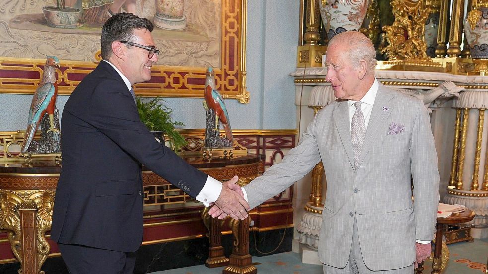 Der neue britische Premierminister Andy Burnham (l.) mit König Charles III. Foto: Aaron Chown