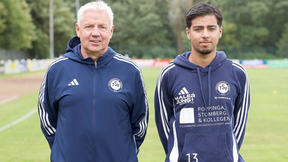 Co-Trainer Wolfgang Niehues freut sich über Neuzugang Azad Kalmaz. Foto: Doden/Emden