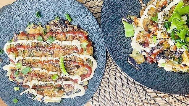 Verziert mit Saucen, Frühlingszwiebeln und Sesam sind die japanischen Pfannkuchen ein bunter Blickfang. Foto: Gabriele Schink