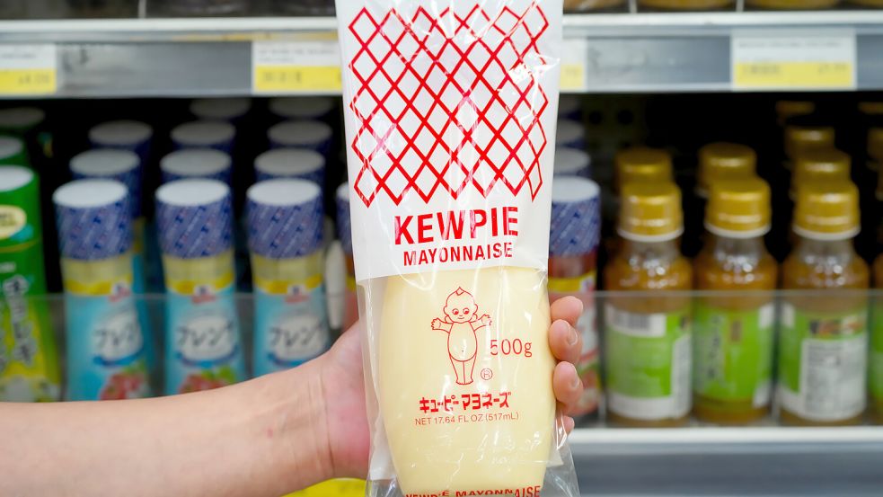 Besonders authentisch wird das Gericht mit japanischer Mayonnaise. Diese schmeckt säuerlicher und vollmundiger als die deutsche Variante und ist im Asia-Markt erhältlich. Foto: John Hanson Pye/stock.adobe.com