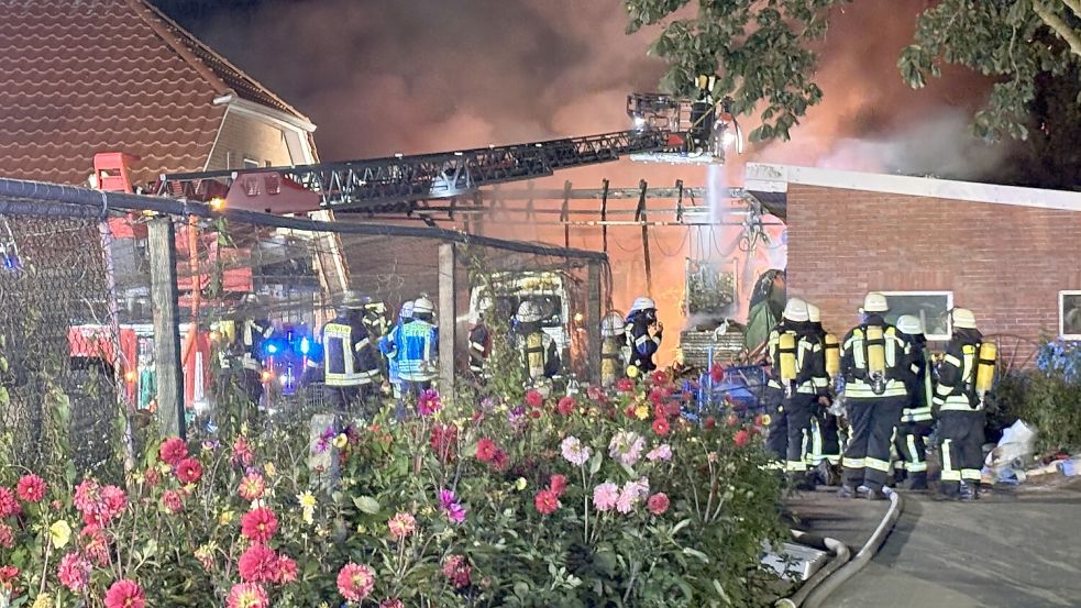 Durch ihr schnelles Eingreifen konnte die Feuerwehr ein Übergreifen der Flammen vom Schuppen auf das Wohnhaus und auf einen weiteren Schuppen verhindern. Foto: Carsten Ammermann