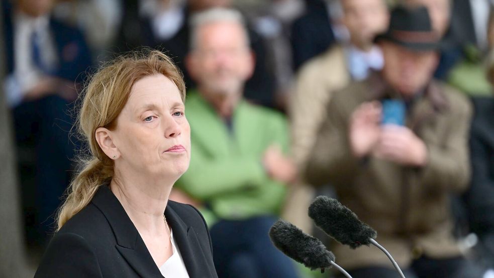 Bundesfamilienministerin Karin Prien (CDU) spricht in ihrer Rede anlässlich des gescheiterten Hitler-Attentats auch über ihre Familiengeschichte. Ihre jüdischen Urgroßmütter wurde im Vernichtungslager Sobibor ermordet. Foto: Sebastian Christoph Gollnow/dpa