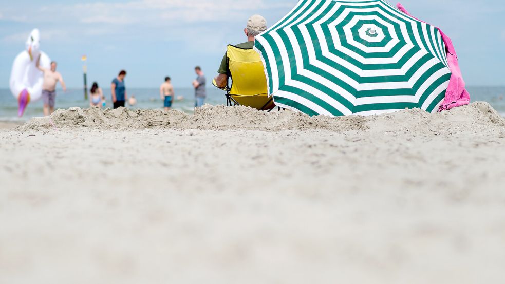 Zwischen Dünen und Decke im Sand: Auf Norderney wird anders gegrüßt. Foto: dpa