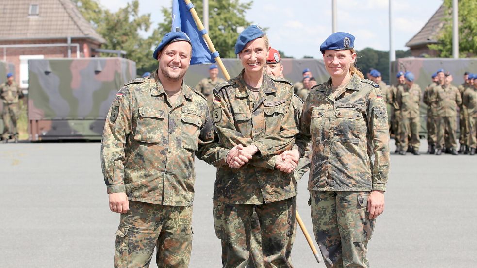 Oberfeldarzt Jan-Hendrik Wedell (von links), Dr. Mascha-Christine Groß und Dr. Sandra Pistoor demonstrieren Verbundenheit beim Führungswechsel. Foto: Bundeswehr