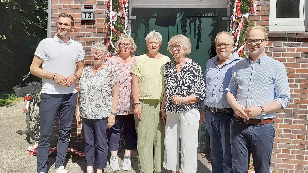 Bürgermeister Sven Lübbers (von links), Amanda Herrmann, Roswitha Schoon, Christa Adden, Thea Palm-Stiekel, Dieter Ulferts und Julian Jetses feierten das Jubiläum. Foto: privat