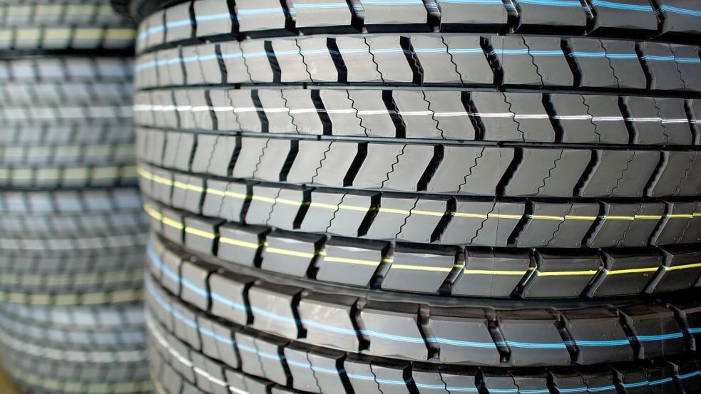 Das Kartellamt wirft drei Unternehmen vor, die Preisbildung beim Vertrieb von Reifen der Marken Maxxis und CST auf dem deutschen Reifengroßhandelsmarkt eingeschränkt zu haben. (Symbolbild) Foto: Julian Stratenschulte/dpa