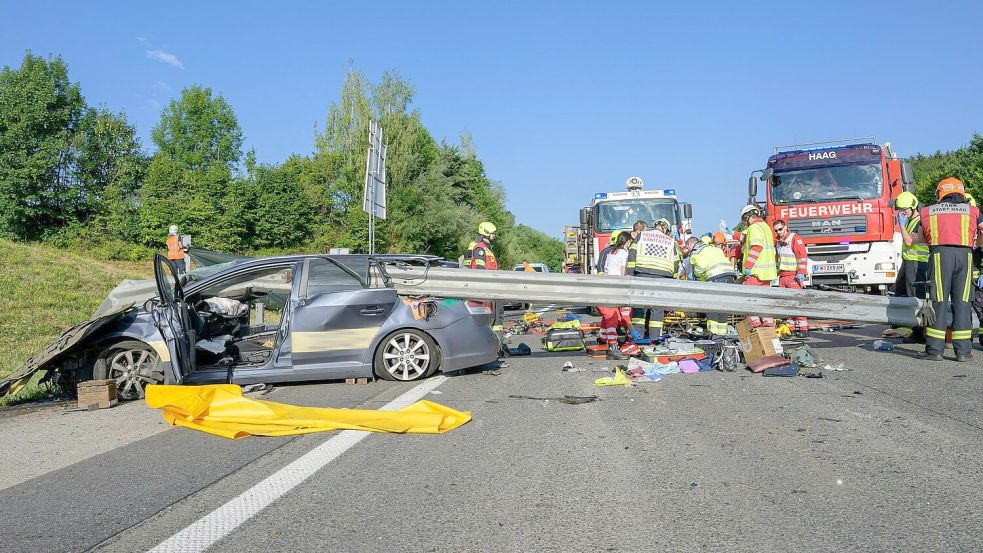 Zwei Männer starben in diesem Wrack, eine Frau wurde schwer verletzt. Foto: Werner Kerschbaummay
