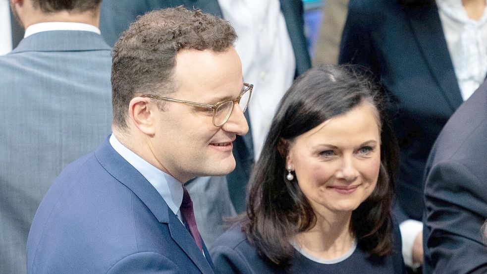 Gitta Connemann bezeichnet Jens Spahn – hier gemeinsam auf einem Foto aus dem Bundestag von 2020 – als Freund. Foto: Kay Nietfeld/dpa
