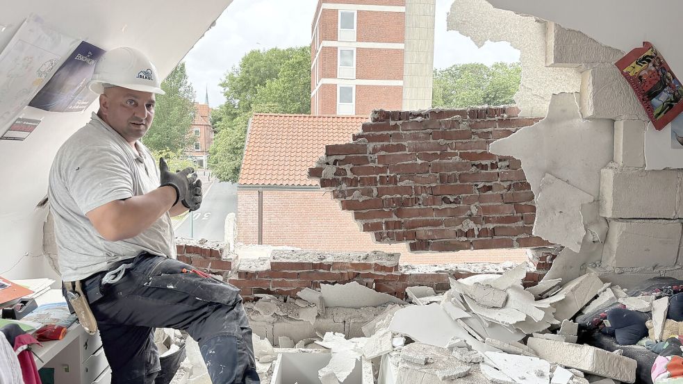 Plötzlicher Ausblick auf die Brückstraße: Bauarbeiter Jordan Davailov hat mitgeholfen, das Loch provisorisch zu schließen und die Wohnung aufzuräumen.