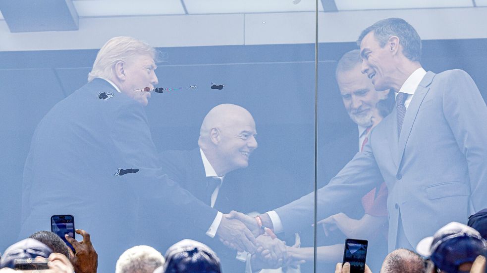 Donald Trump begrüßt den spanischen Premier Pedro Sánchez am Rande des WM-Finals zwischen Spanien und Argentinien. Zwischen ihnen im Hintergrund zu sehen sind Fifa-Präsident Gianni Infantino und der spanische König Felipe VI. Foto: IMAGO/Maurice van Steen/ANP