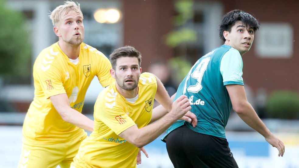 Die Ex-Kickers-Spieler Tido Steffens (Mitte) und Marvin Eilerts (links) spielen jetzt für den SV Wilhelmshaven. Foto: Doden/Emden