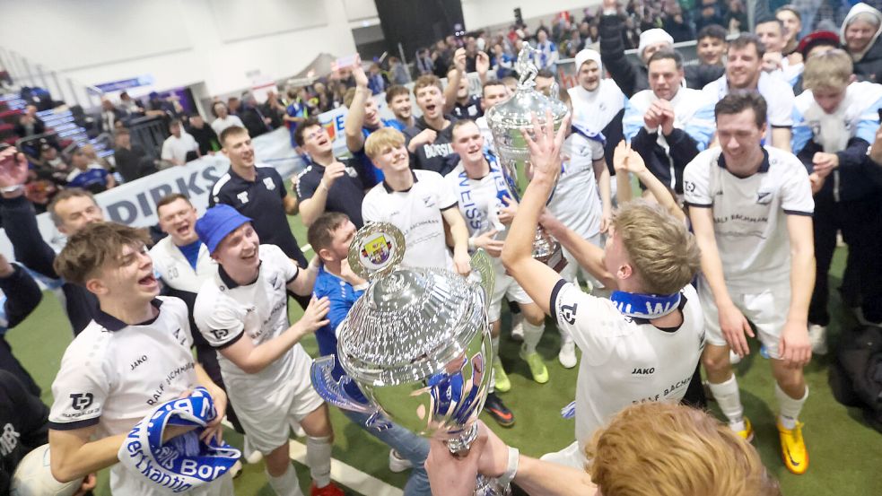 Im letzten Jahr jubelte BW Borssum über den Gewinn der Emder Hallenstadtmeisterschaft. Archivfoto: Doden/Emden