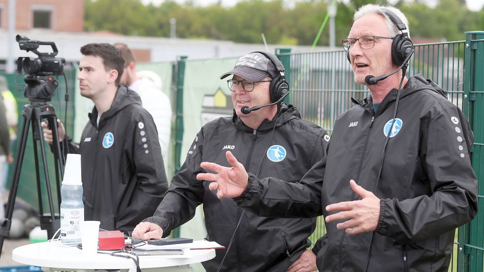 Kommentator Stefan Rammelmann (Mitte), Experte Jens Rocker (rechts) und Ben Janssen (Kamera) sind auch beim Ostfriesland-Cup im Einsatz. Archivfoto: Jens Doden/Emden