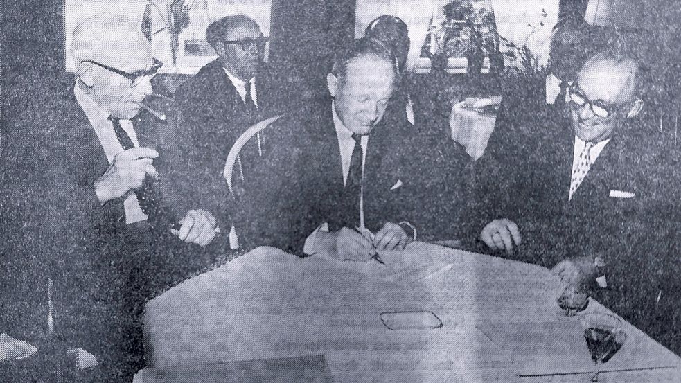 Vertragsunterzeichnung am 4. Februar 1964 mit Zigarren, Cognac und Hornbrillen über den Kauf von zwei Millionen Quadratmetern im Larrelter Polder: Oberbürgermeister Hans Susemihl (links), VW-Chef Prof. Dr. Heinrich Nordhoff und Regierungspräsident Hans Beutz.