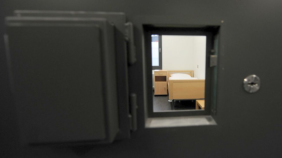 Ein JVA-Mitarbeiter fand den Verdächtigen tot in seiner Zelle. (Archivbild) Foto: Carmen Jaspersen
