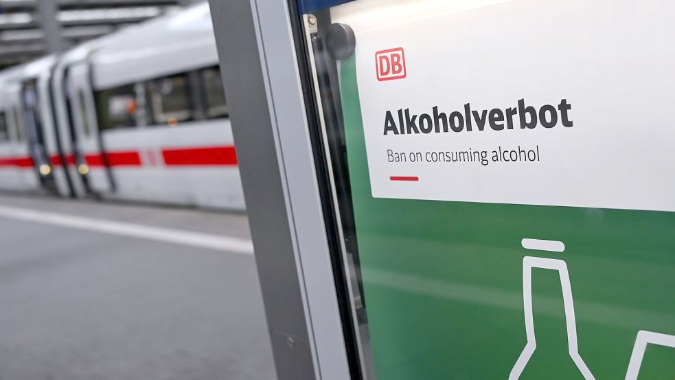 Die Frage ist nun, wie ein mögliches Alkoholverbot an Bahnhöfen durchgesetzt werden kann. (Symbolbild) Foto: Sven Hoppe