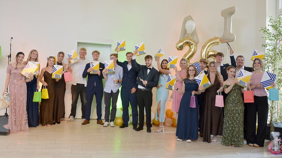 Die Absolventen der beruflichen Gymnasien in Emden freuen sich über ihre Zeugnisse. Foto: BBS I Emden