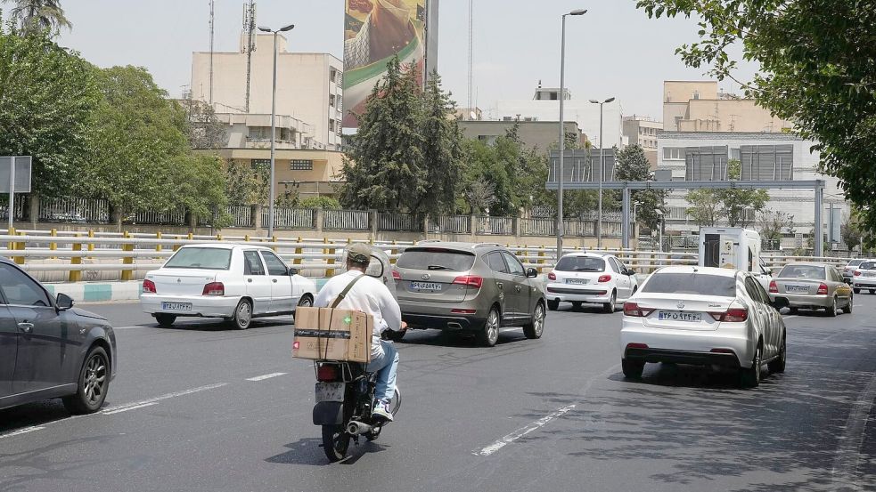 Fahrzeuge fahren in Teheran an einer Plakatwand vorbei, auf der die geballte Faust des verstorbenen iranischen Obersten Führers Ajatollah Ali Chamenei zu sehen ist. (Archivbild) Foto: Vahid Salemi
