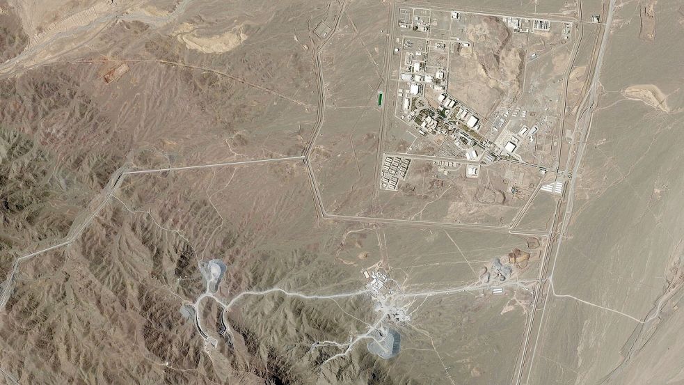 Die iranische Urananreicherungsanlage in Natans (r) und die im Bau befindliche Anlage, die als „Pickaxe Mountain“ bekannt ist, südlich davon. Foto: Planet Labs PBC