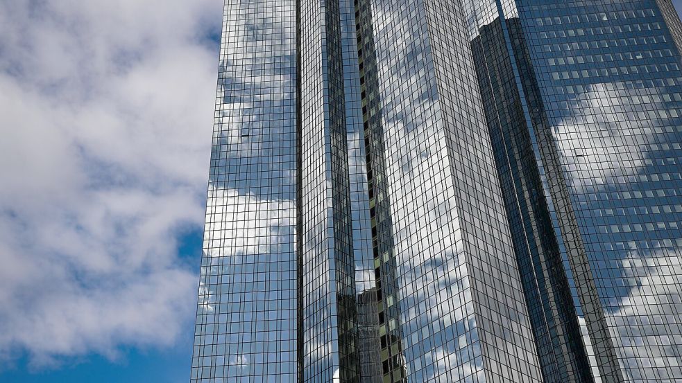 Ermittler durchsuchen Deutsche Bank in Frankfurt. (Archivbild) Foto: Arne Dedert