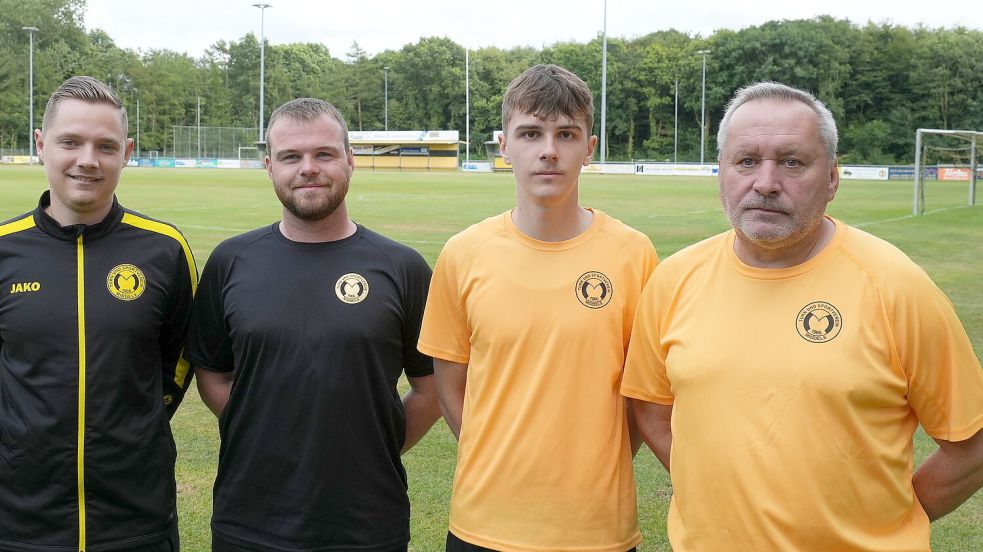 Middels-Trainer Jerzy Klukowski (rechts) und Betreuer Sven Bünting (links) freuen sich über die Neuzugänge Kai Barkhoff und Arjen Cornelius. Foto: Heiner Steenhoff
