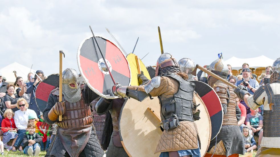 Schlachtenszene bei einem früheren Wikingerfest. Foto: Helmut Vortanz