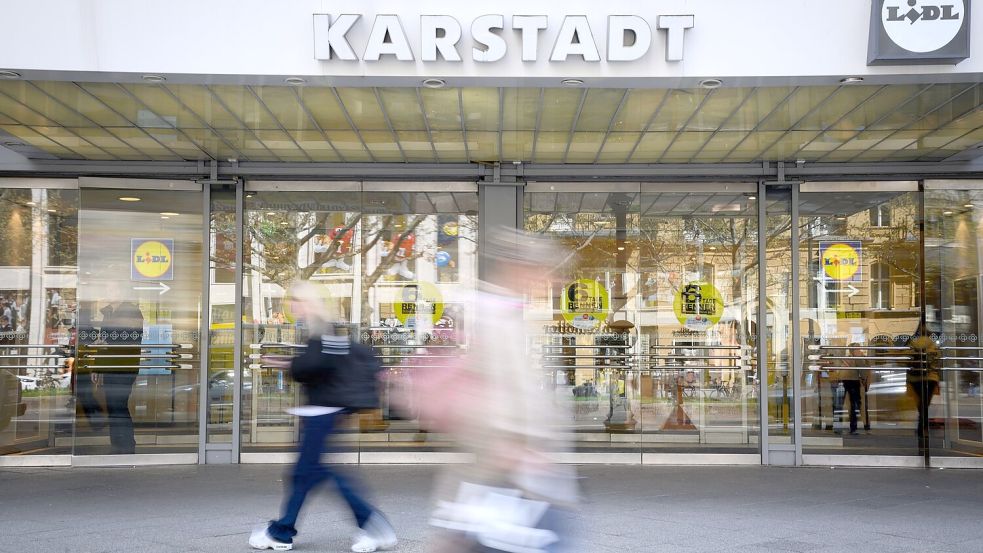 Auch für die Filiale am Berliner Kurfürstendamm sollen nun die Mietkonditionen nachverhandelt werden. Foto: Bernd von Jutrczenka/dpa