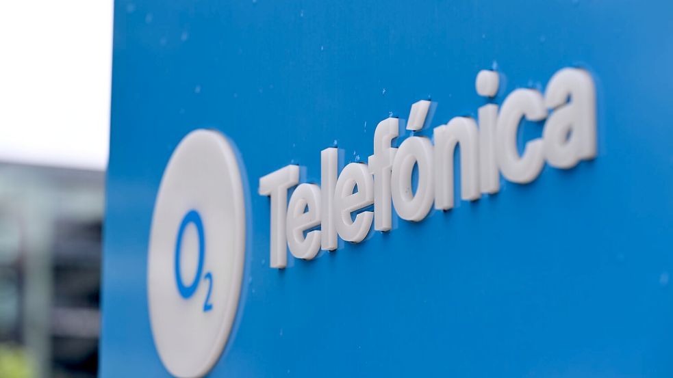 Das O2-Logo am Düsseldorfer Firmenstandort, wo bis 2014 E-Plus seine Zentrale hatte - dann wurde E-Plus von Telefónica gekauft. Foto: Wolf von Dewitz/dpa