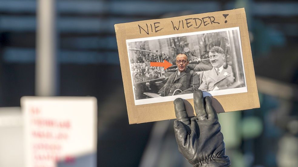 Auf einer Demonstration in Essen wird Friedrich Merz mal eben mit Adolf Hitler verglichen. Foto: picture alliance / Jochen Tack