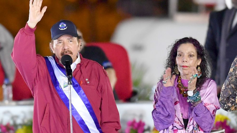 Daniel Ortega, Präsident von Nicaragua, und seine Ehefrau und Vizepräsidentin Rosario Murillo bei der Vereidigungszeremonie für eine neue Amtszeit im Januar 2022. Jetzt haben die Machthaber demokratische Wahlen abgeschafft – was vor allem die USA verärgert. Foto: dpa/XinHua /Xin Yuewei
