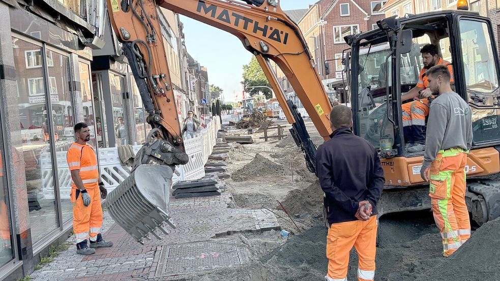 Dienstagmorgen gestartet: Aufriss der alten Gehwege auf der Ostseite der Neutorstraße. Fotos: Stephanie Schuurman