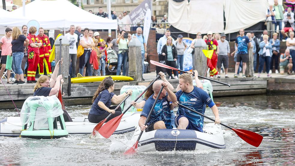 Spiele auf dem Wasser gehören zum Delftfest in Emden einfach dazu – auch an diesem Wochenende wieder. Foto: Jens Doden/Archiv