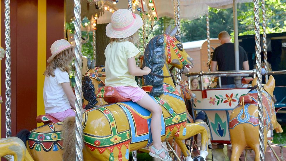 Eine Dorfkirmes mit historischen Karussells und anderen Attraktionen gibt es an diesem Wochenende im Museumsdorf Cloppenburg. Foto: Museumsdorf Cloppenburg/Archiv