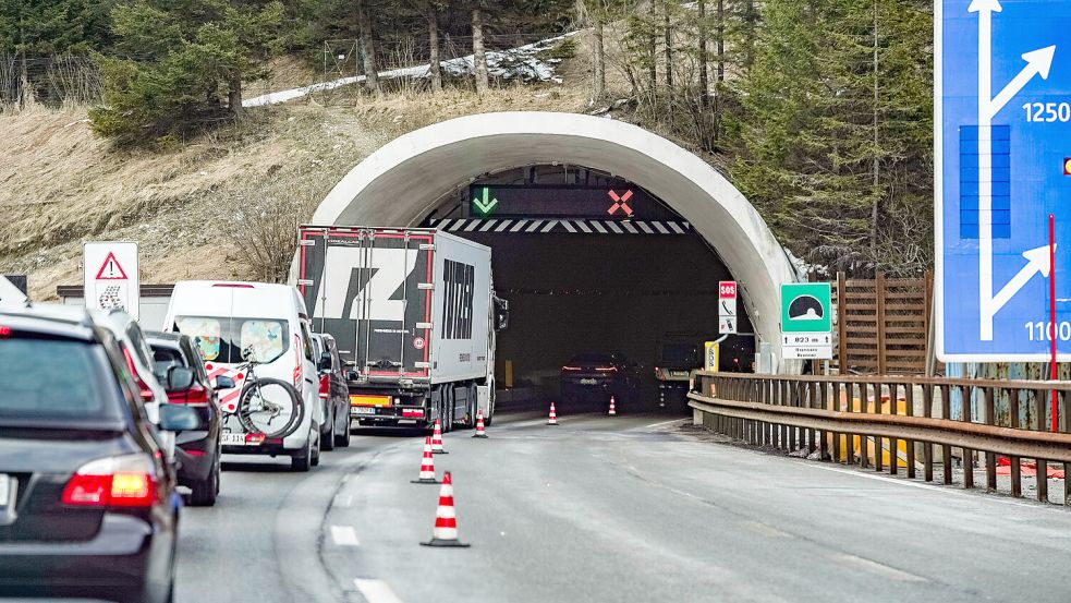 Vor dem Brenner-Tunnel auf der österreichischen Autobahn A13 müssen sich Durchreisende auf lange Verzögerungen einstellen. Foto: IMAGO/STEINSIEK.CH