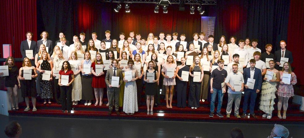 Alle auf einen Blick: Diese Abiturientinnen und Abiturienten bekamen ihre Zeugnisse bei einer Feier am Teletta-Groß-Gymnasium überreicht. Foto: Mitis Wasilios