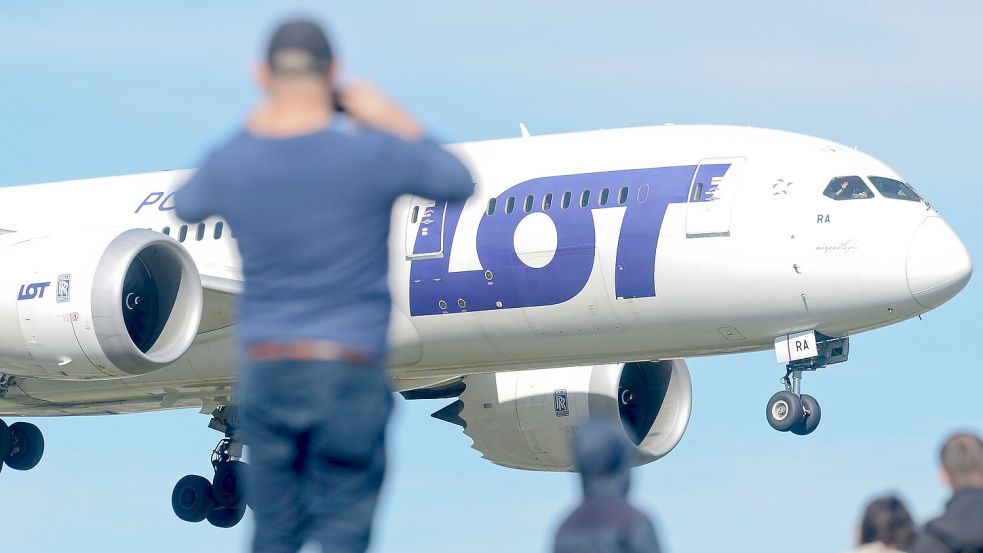 Die Maschine der polnischen Fluggesellschaft Lot musste in Mailand zwischenlanden. (Archivbild) Foto: Alik Keplicz/AP/dpa