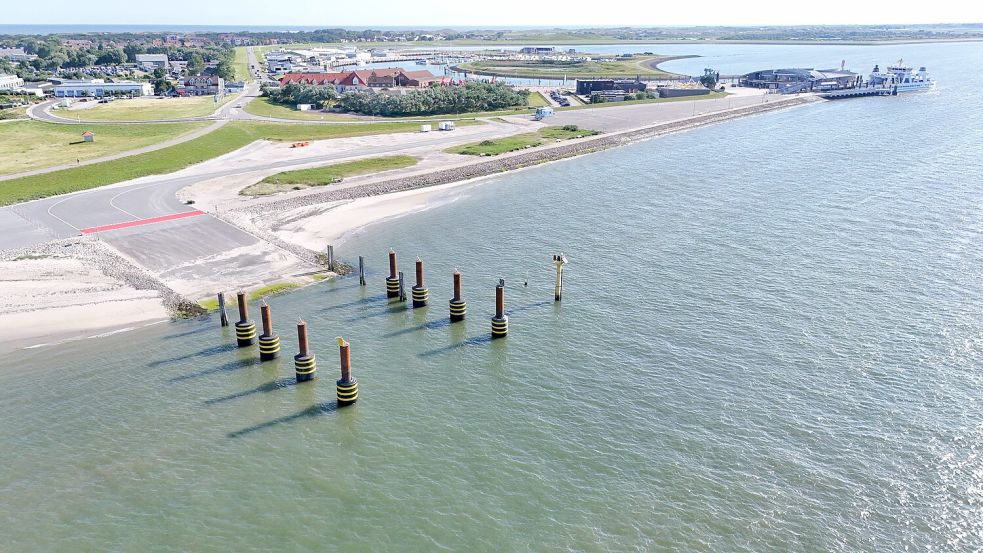 Die modernisierte Schwerlastrampe auf Norderney: Acht neue Stahlrohrdalben mit Donut-Fendern sichern künftig das An- und Ablegen von Schiffen. Foto: Remmers/NPorts