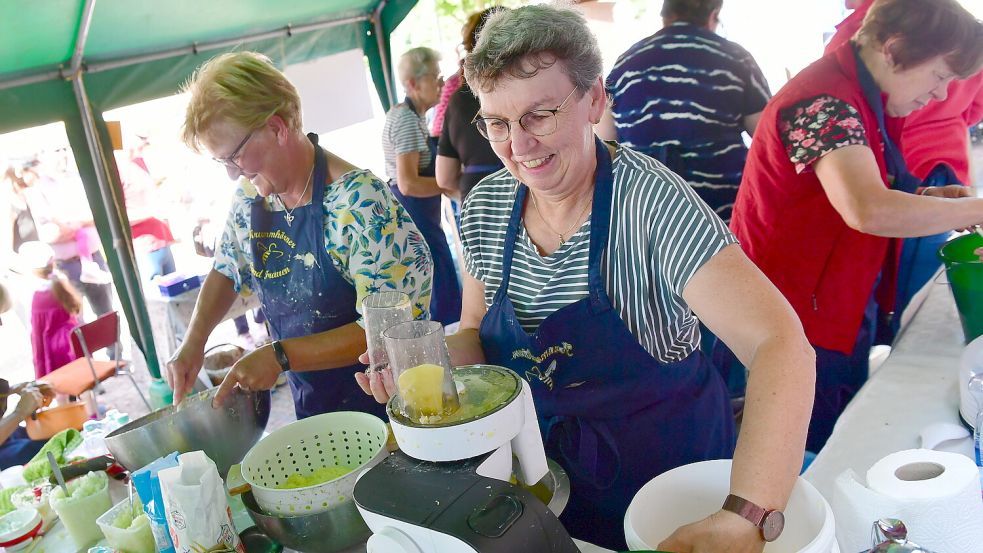 Beim Genussmarkt in Campen gibt es auch Kartoffelgerichte. Foto: Heinz Wagenaar/Archiv